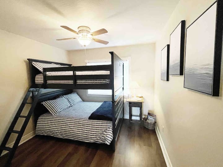 Овие кревети на спрат се многу удобни и просторни. И двете се во целосна големина,со сосема нови душеци! 