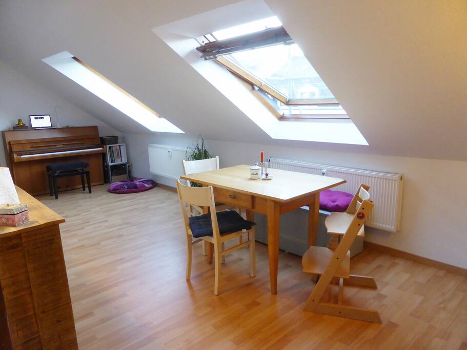 Blick ins Wohnzimmer mit dem Klavier