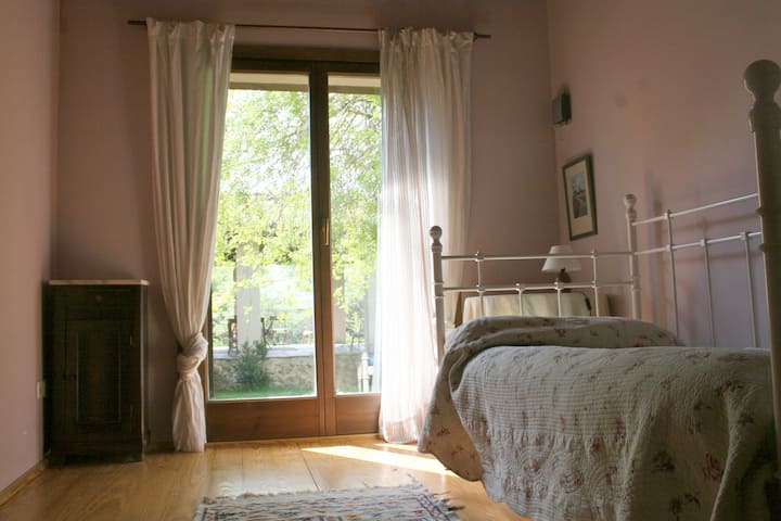 Jediná jednolôžková izba s možnosťou priameho východu do záhrady!