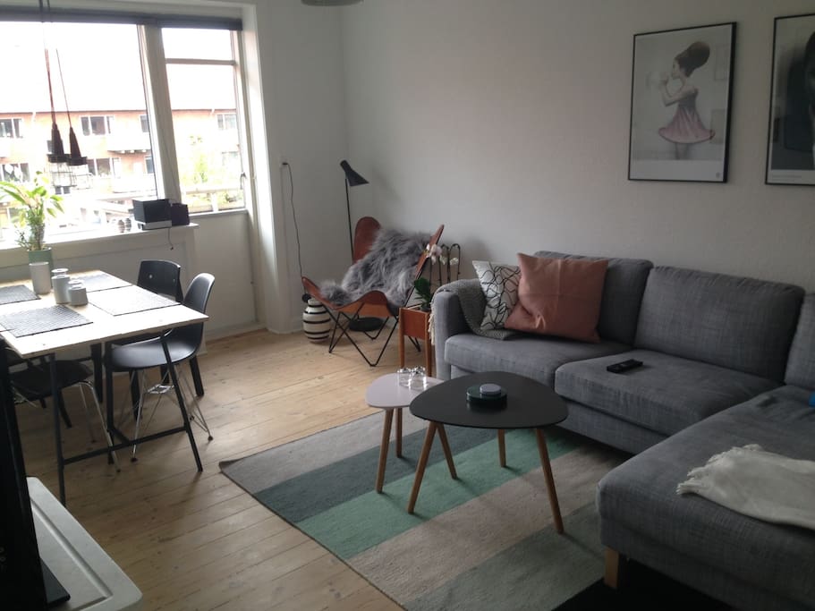 Relaxing living room with plenty of room