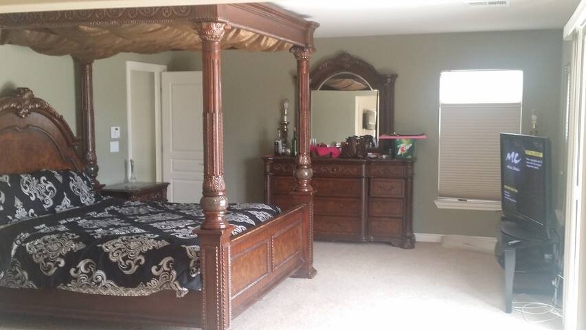 EDC Mini Castle 2 – Private Pool & Gazebo gallery image 3