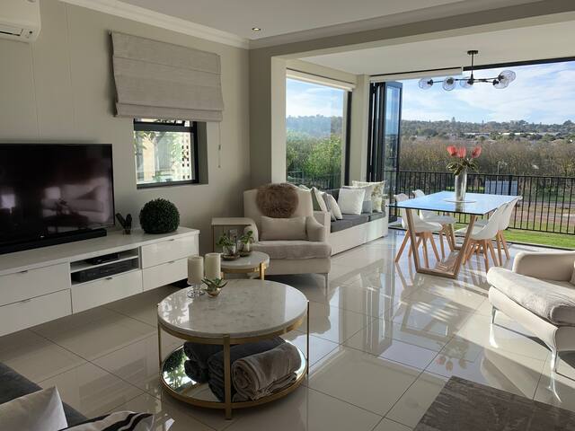 Stylish stay in the vineyards ~ 16 Songbird ! gallery image 3