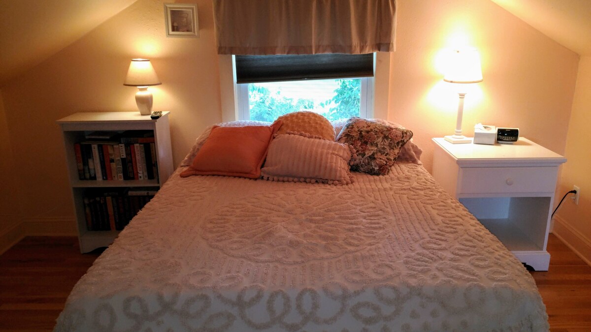 obrázok spálne na poschodí, ktorá má vírivku v kúpeľni