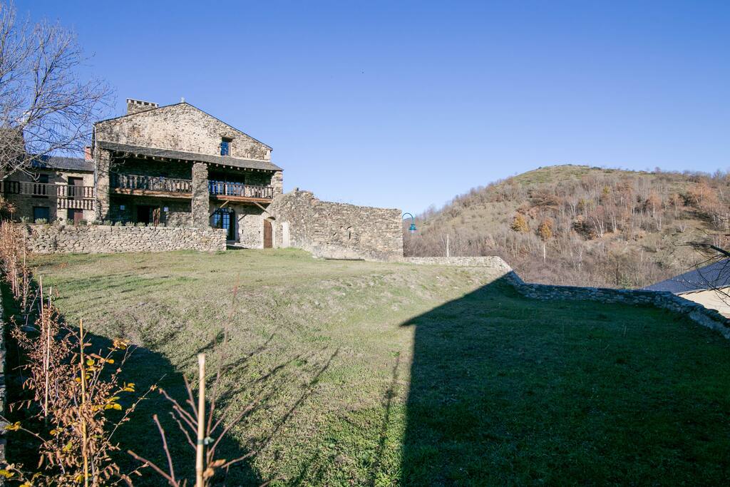 La casa esta situada en Ur, al lado de nuestra casa pero totalmente independiente.