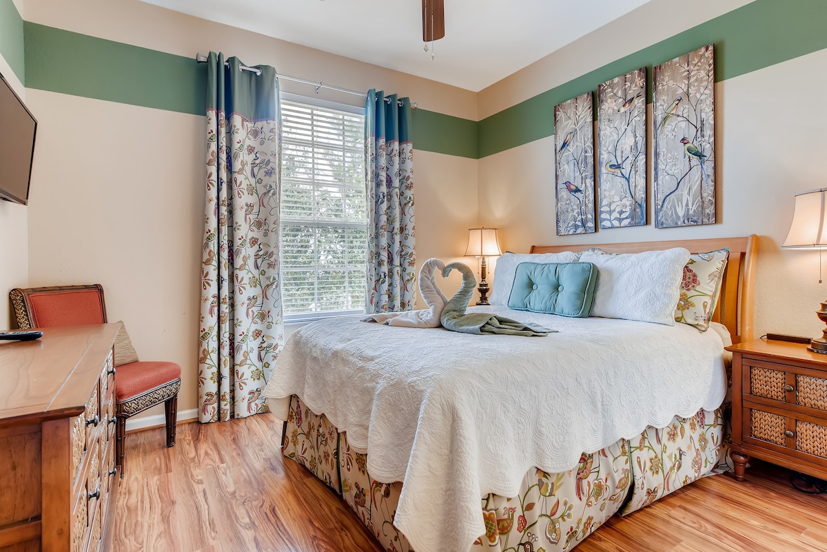 Amplio dormitorio principal con cómoda cama tamaño queen, TV de pantalla plana y baño privado.