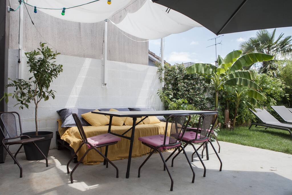 La terrasse et le jardin plein sud avec la piscine / The south facing terrace and garden with swimming pool