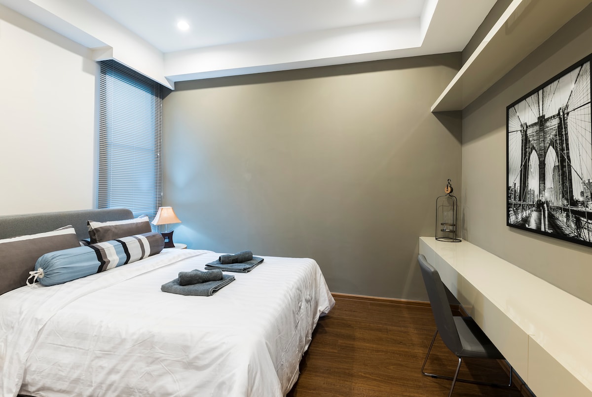 ชั้น 3 ห้องนอนที่ 7 พร้อมเตียงควีนไซส์