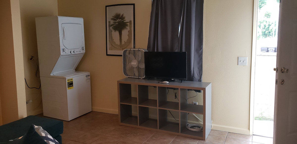 מכונת כביסה ומייבש חדשים - מכבסה  גם טלוויזיה בכבלים ויחידת קיר לאחסון נוסף.