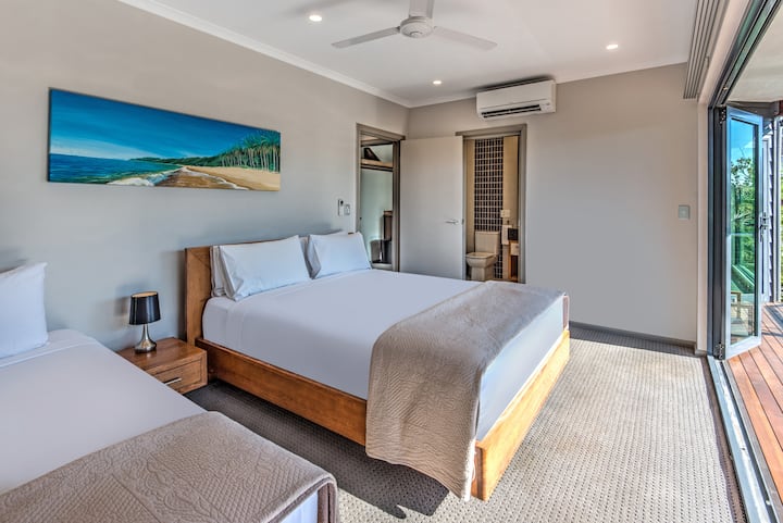 קומה 1 חדר שינה אמצעי עם חדר רחצה צמוד. לידיעתכם, חדר השינה הזה מסודר עכשיו עם מיטת קווין סייז בלבד.
במידת הצורך אנחנו יכולים לספק מיטת אוויר אחת לשימוש בחדר הזה.