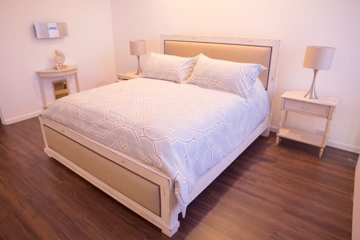 Bëj një gjumë të mirë gjatë natës ndërsa dëgjon zhurmën e dallgëve nga dhoma kryesore e gjumit.