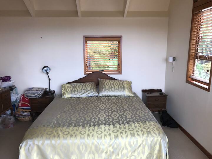 带特大床的主卧 