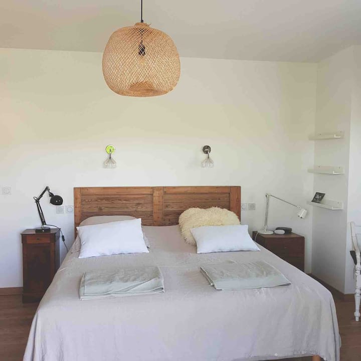 Chambre lumineuse 24m2
Avec 2 lits de 90/200 pouvant être séparés ou assemblés pour un lit de 180/200