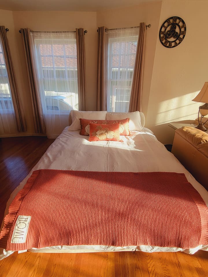 Dodatni bračni krevet (160x200) u dnevnom boravku po potrebi.
Kapacitet 600 Ibs.