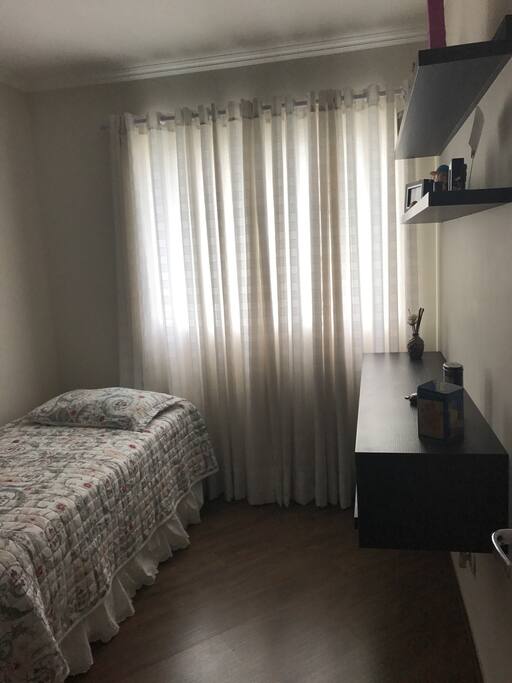 Quarto com duas camas de solteiro