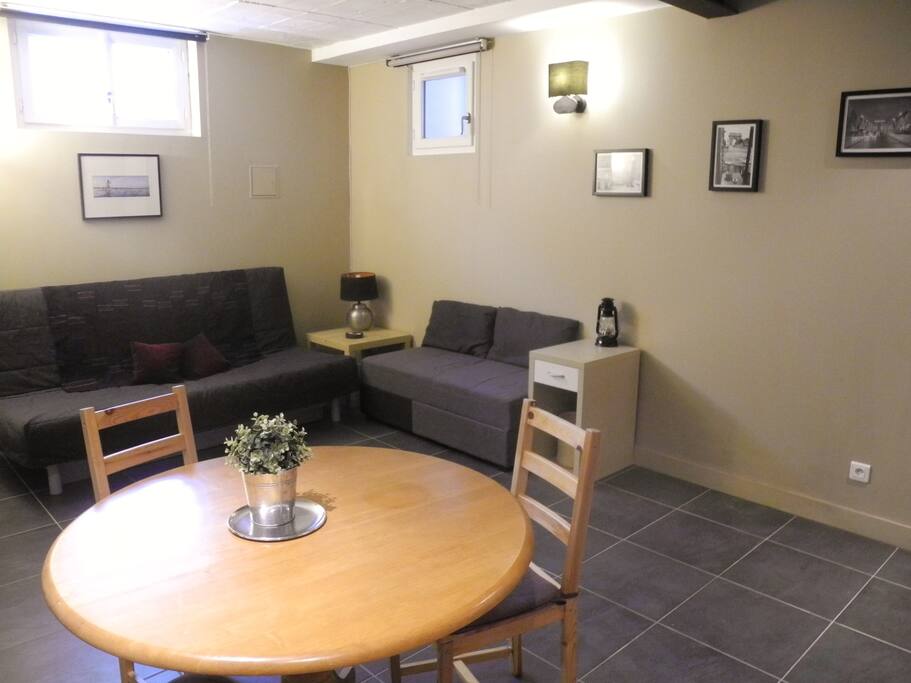 Le canapé / lit haut de gamme Ikea avec la table