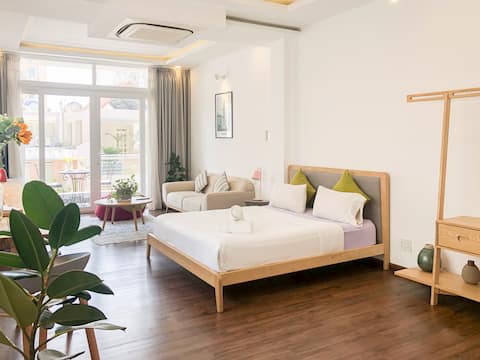 Bright Studio w/Balcony 10mins to BEN THANH market