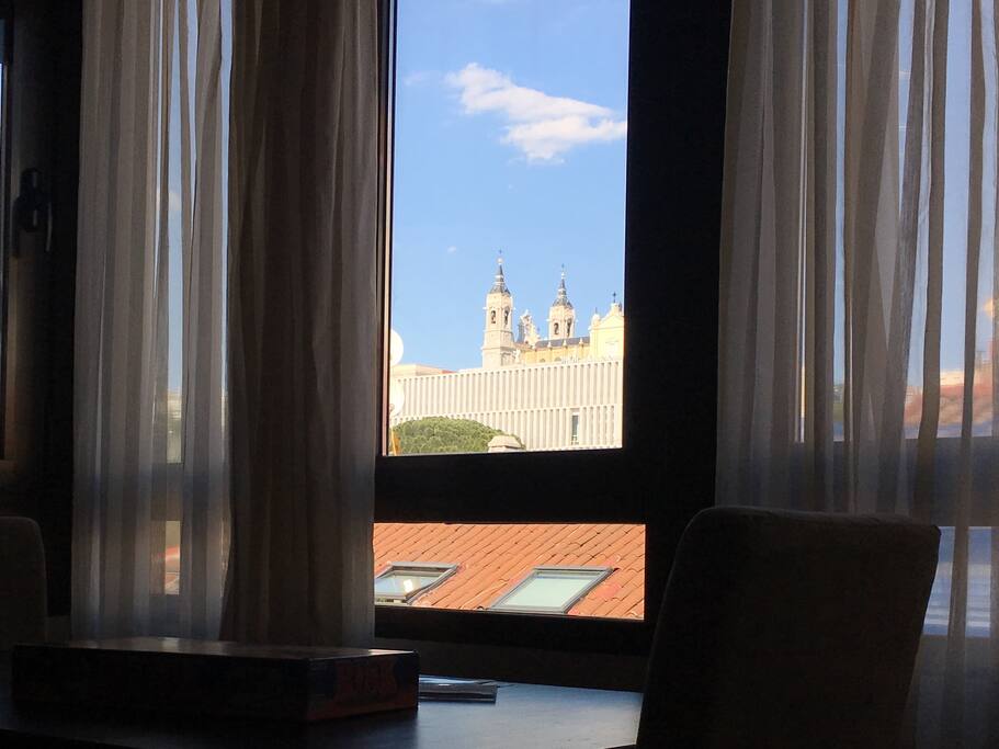 Vistas desde el salón a La Catedral de La Almudena, Centro de Madrid.