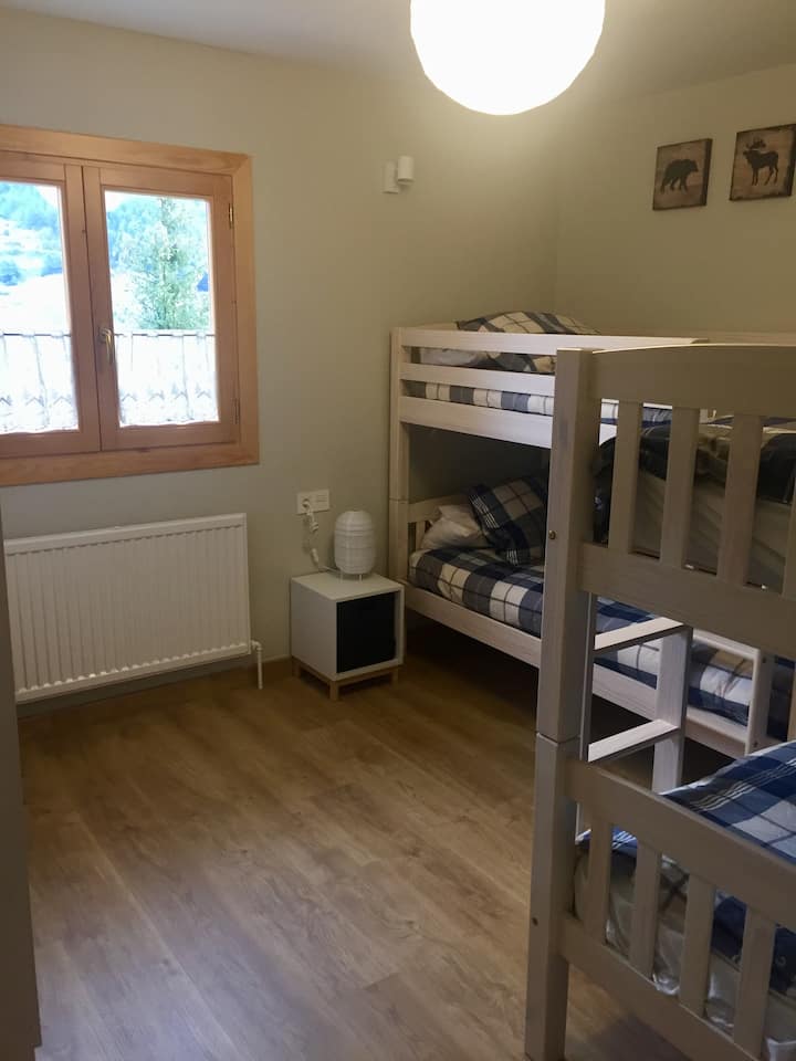 Dhomë gjumi ideale për fëmijët - 4 krevate që matin 90 x 200, në 2 krevate marinari. Pamje nga mali nga dritarja