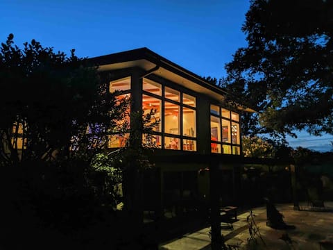 Lake Geneva area: Pet Friendly Sanctuary, Sleeps 8