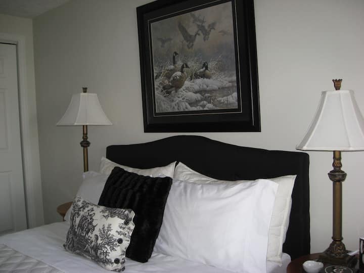 เตียงขนาดควีนไซส์ของคุณพร้อมแล้ว... พร้อมผ้าปูที่นอนผ้าฝ้ายนุ่มสบาย