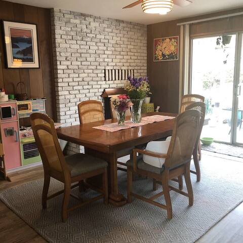 Comfy mid-century/mod house with full amenities