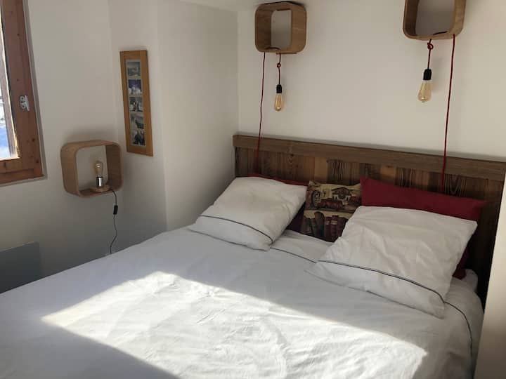 ห้องนอนใหญ่เตียงนอนใหญ่ 160 ซม.