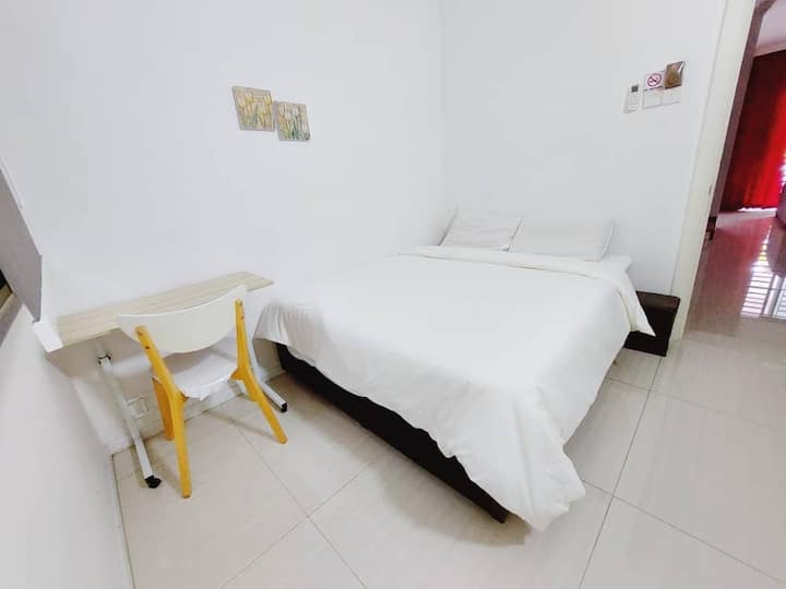 Izba1 : 1 menšia manželská posteľ , 1 kúpeľňa je v spoločnom priestore