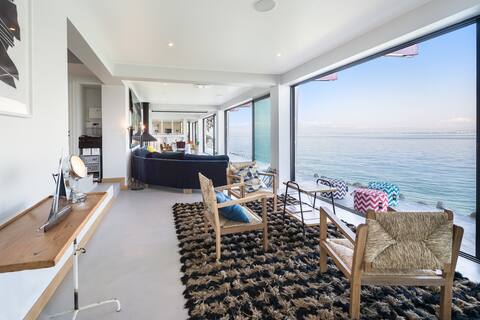 Waterfront Paradisiacal Villa, Lake Geneva