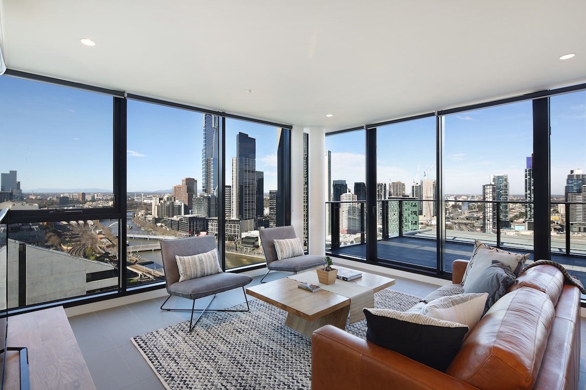 Penthouse Suite with Panoramic Views (Inc Parking) - Apartments for ...