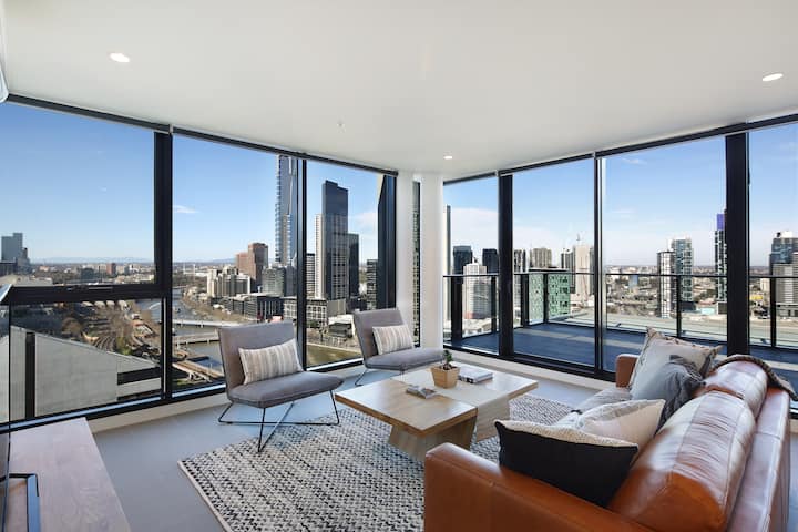Penthouse Suite with Panoramic Views (Inc Parking) - Apartments for ...