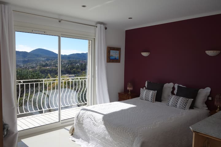 Гостинска соба со 160 кревета