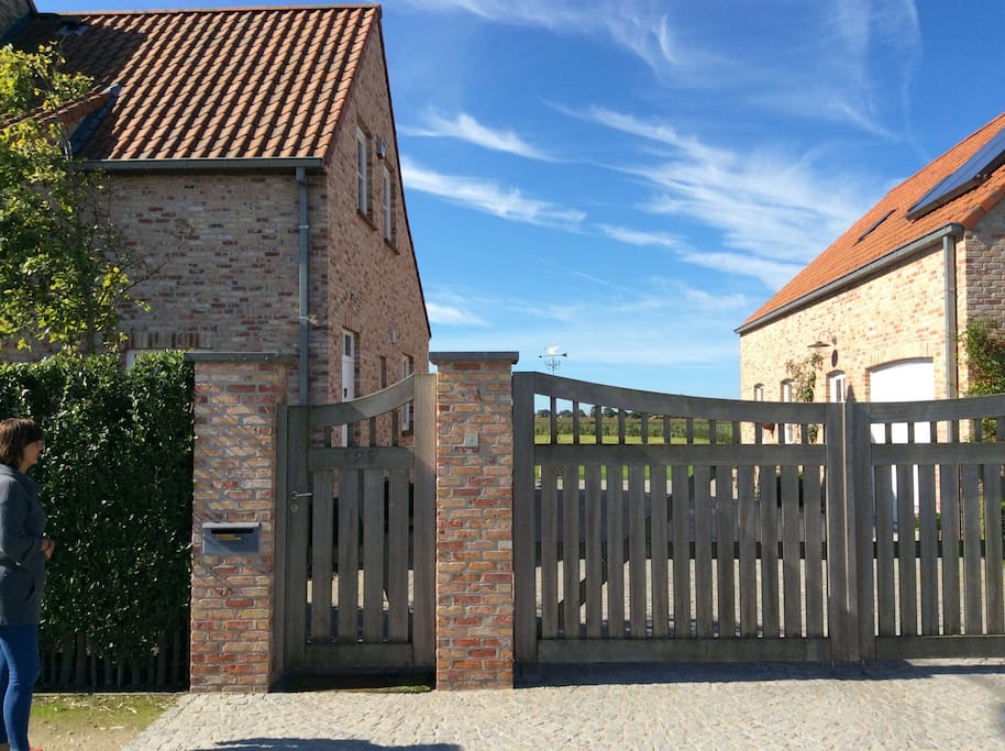 Entrance gate