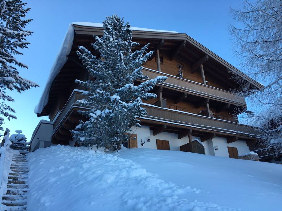 In diesem Haus befindet sich die Wohnung