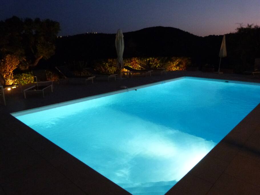 piscine la nuit