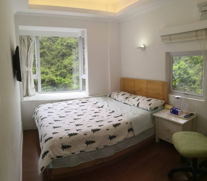 客房B：双人床（＋临时幼童床），空调，网络电视，电暖器。