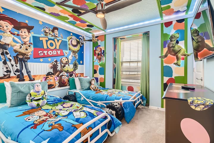 Fun Toy Story twin bed setup, perfect for little ones to enjoy a magical night’s sleep.