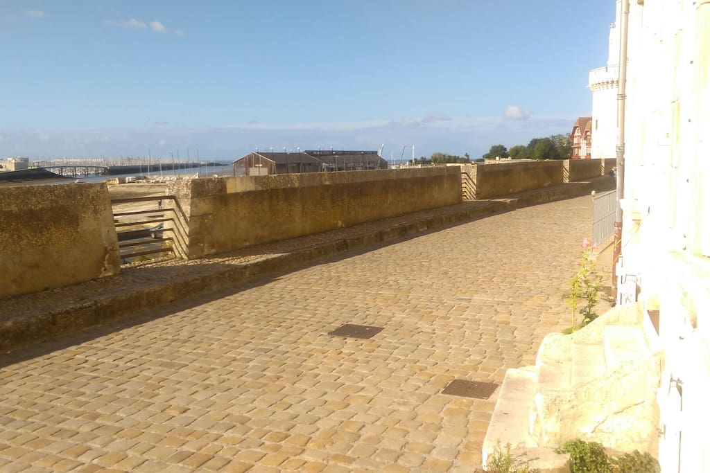 Rue sur murs. Devant la maison, l'entrée du chenal du port.