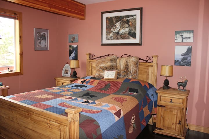 Queen size bed, private ensuite bathroom, TV, wifi.