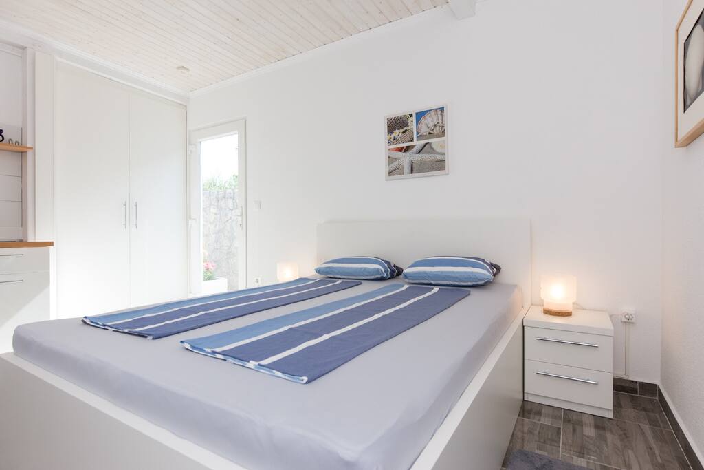 Gemütliches Doppelbett, Einbauschrank