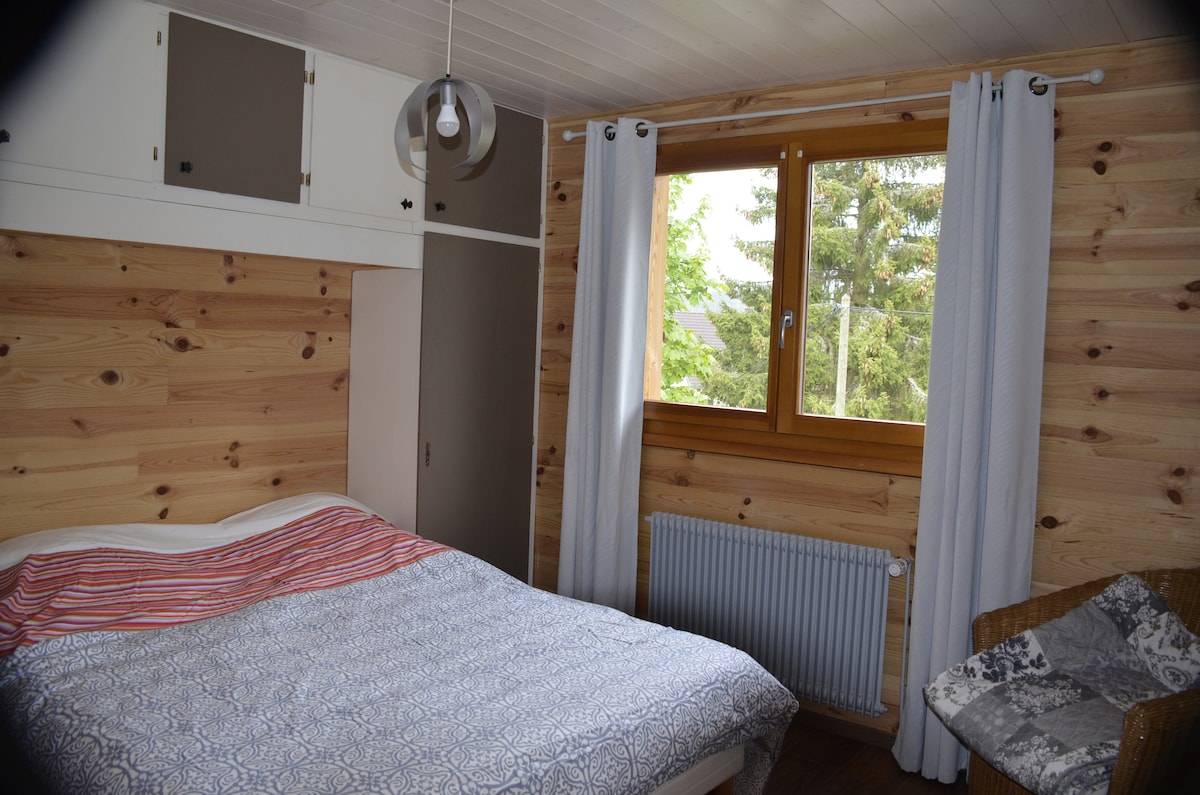 Dormitorio principal grande y luminoso