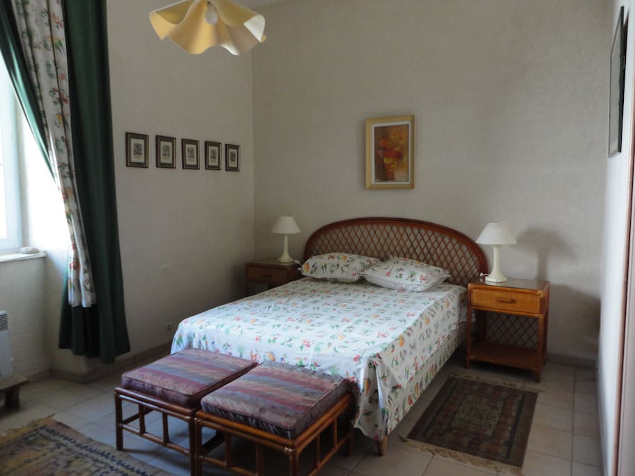 Chambre à lit double à l'arrière