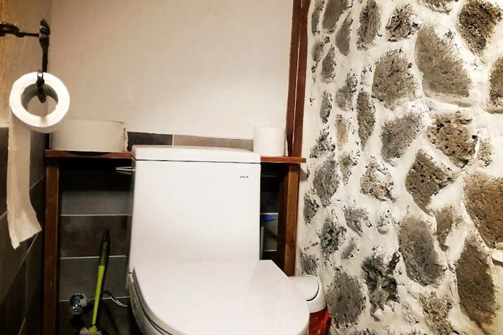 실내화장실 Inside restroom