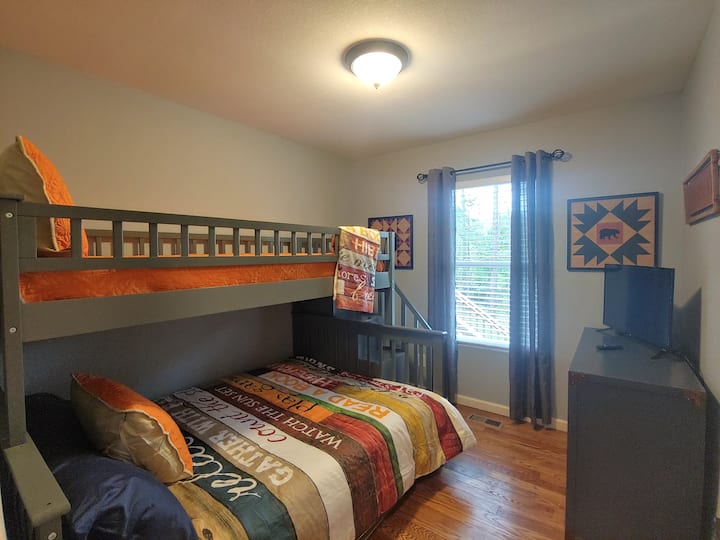 3 - та спалня с 2 отделни легла над двуетажно легло с 2 отделни легла