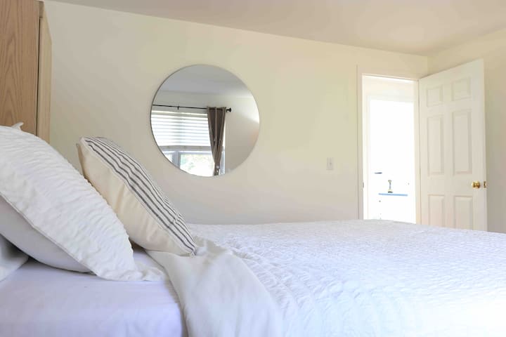 Სტუმრების საძინებელი მეხსიერების ქაფის სიმაღლის რეგულირებადი მატრასით!