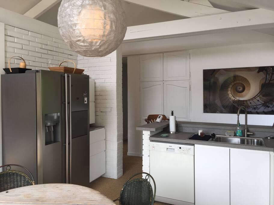 La cuisine tout équipée (frigo américain).