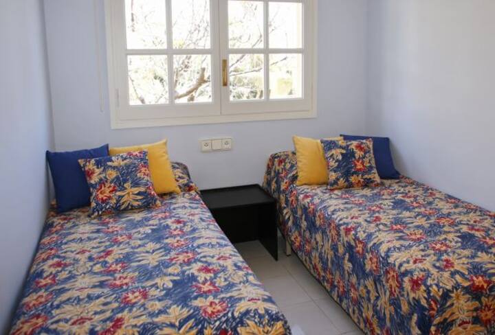 Chumba cha watu wawili, kinachoangalia bustani na bwawa.