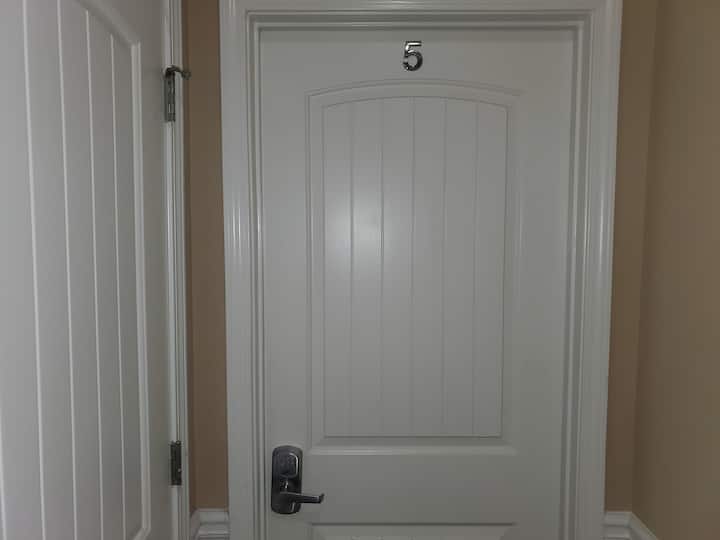 Camera da letto #5. Solo camera da letto situata al primo piano. 