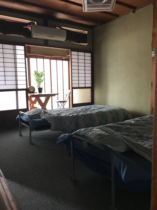 シングルベッド二台を置いた感じです。