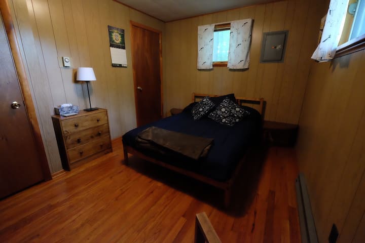 Voorslaapkamer met volledig
bed