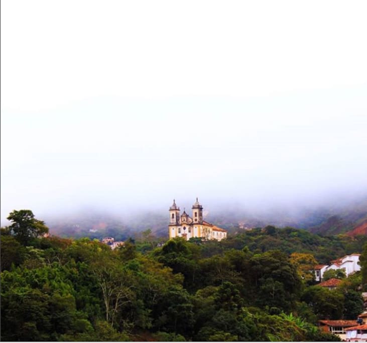 dia nublado com direito a vista deslumbrante da Igreja São Francisco de Paula em Ouro Preto